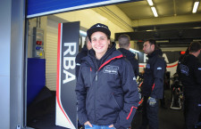 La piloto frente a su box en Jerez