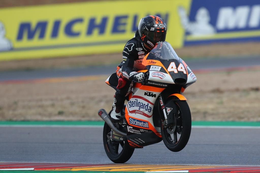 Arón Canet se escapa y aprieta el mundial de Moto3 en Aragón